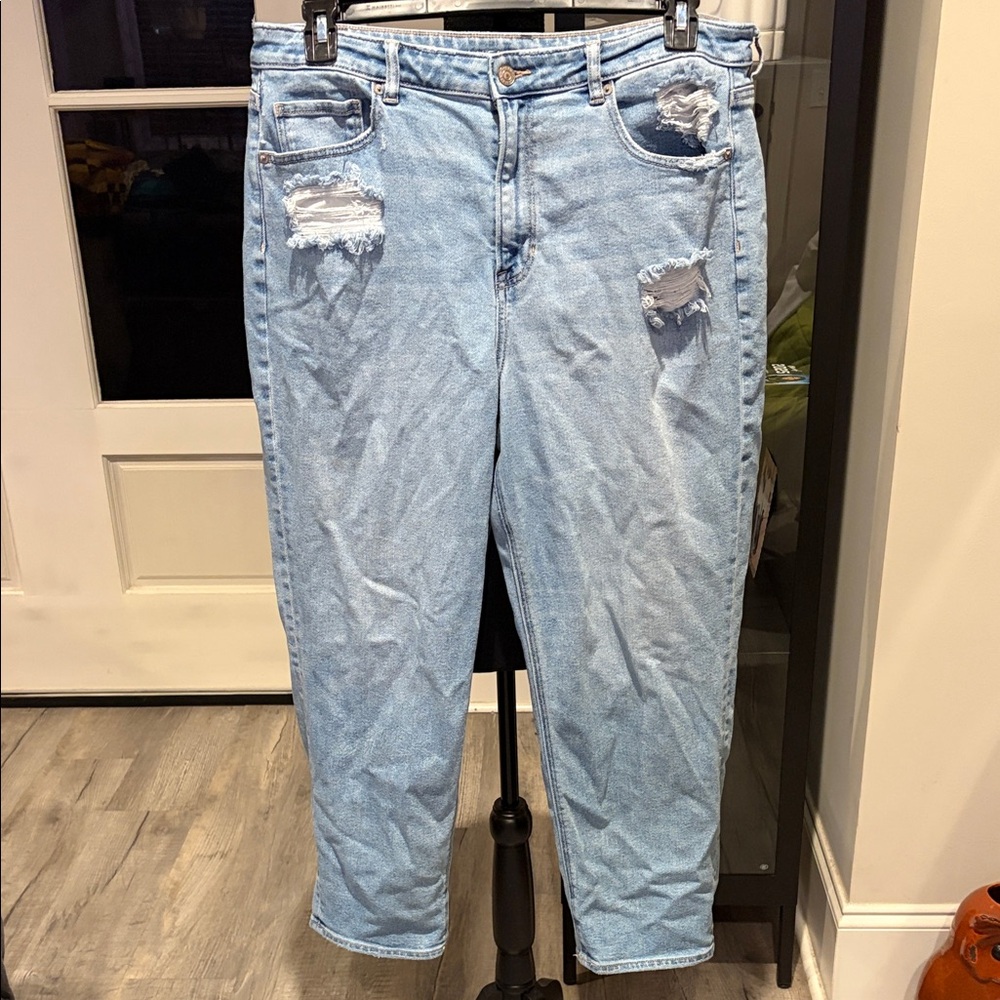 Women’s American Eagle Mom Straight Light Blue Distressed Jeans